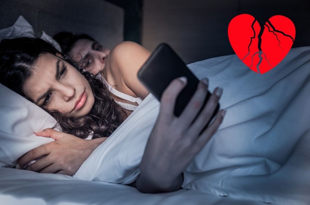 Mujer lee mensajes de su pareja con el corazón roto