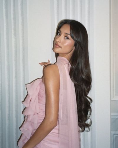 Alexandra Saint Mleux, novia de Charles Leclerc usando un vestido vaporoso en color rosa