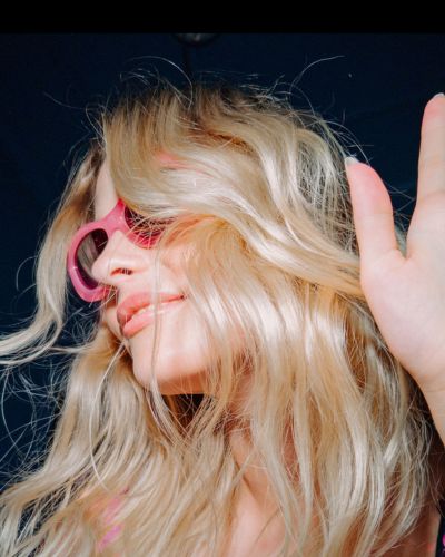 Mujer se divierte en una fiesta mientras se toma una foto