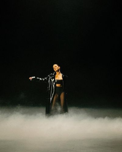 Selena Gomez en el detras de cámaras de In The Dark