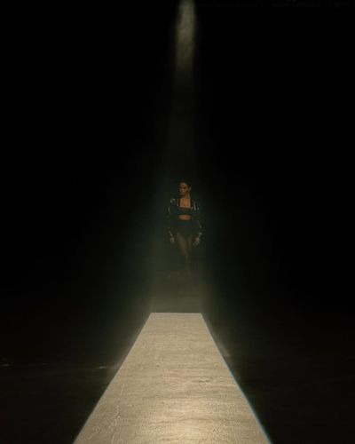 Selena Gomez en el detras de cámaras de In The Dark