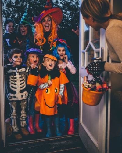 Niños pidiendo dulces en Día de Muertos