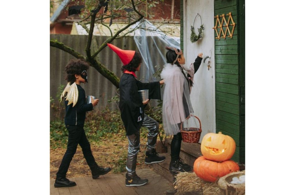 Significado de pedir calaverita: 3 niños disfrazados pidiendo dulces