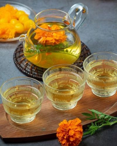 Tetera con té de cempasúchil