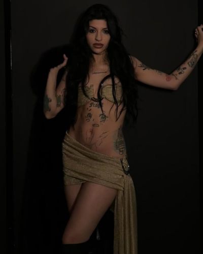 Cazzu en traje nude de dos piezas