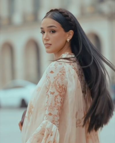 Alejandra Capetillo brilla con peinado de trenzas en Paris Fashion Week