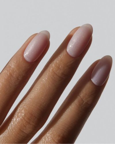 Tulle nails, uñas con diseños minimalista en color claro