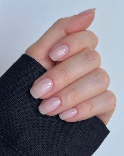 Manicura minimalista en color claro
