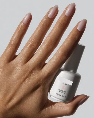 Tulle nails, uñas con diseños minimalista en color claro