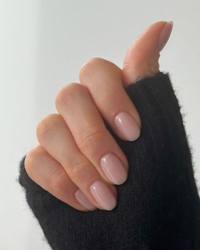 uñas con diseños minimalista en color claro