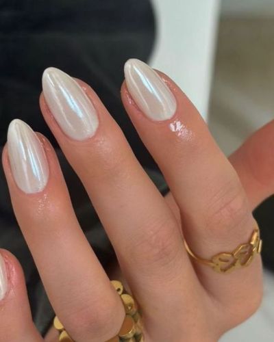 Uñas con efecto nacarado en color blanco