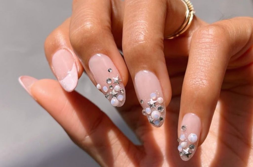 Diseños de uñas con perlas