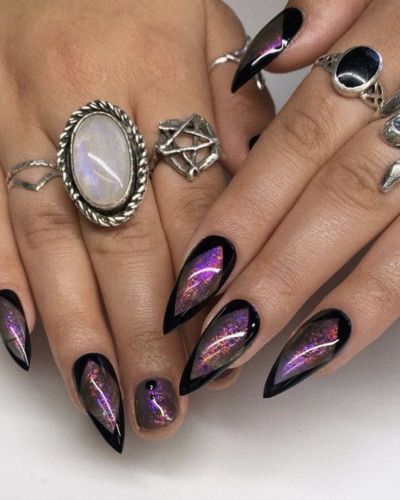 Uñas de bruja con efecto holograma en color morado y bordes en color negro