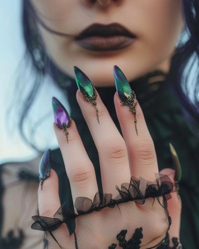 Uñas de bruja con efecto tornasol y de fondo una mujer vistiendo vestido negro y maquillaje dark chic