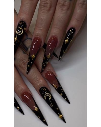 Francés en color negro con base nude y detalles de lunas y estrellas en color negro