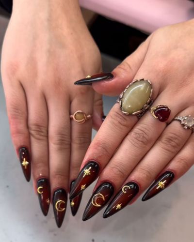 Esmalte vino con degradado a negro y stickers dorados