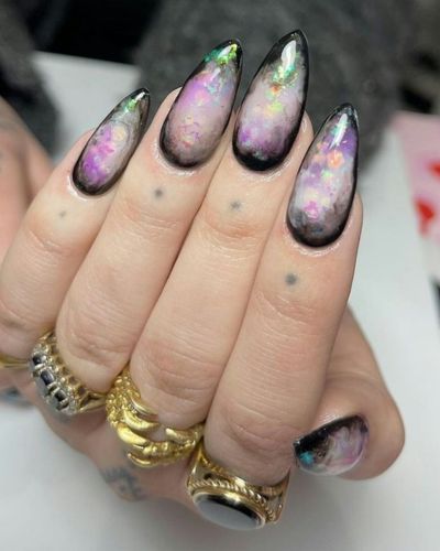 Uñas de bruja con efecto mármol en colores claros y bordes en color negro
