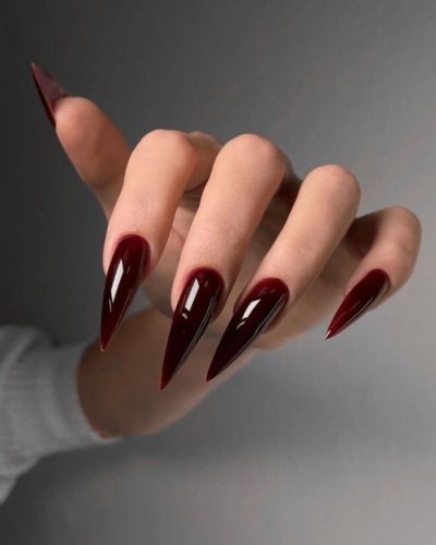 Manicura con forma de stiletto en color vino 