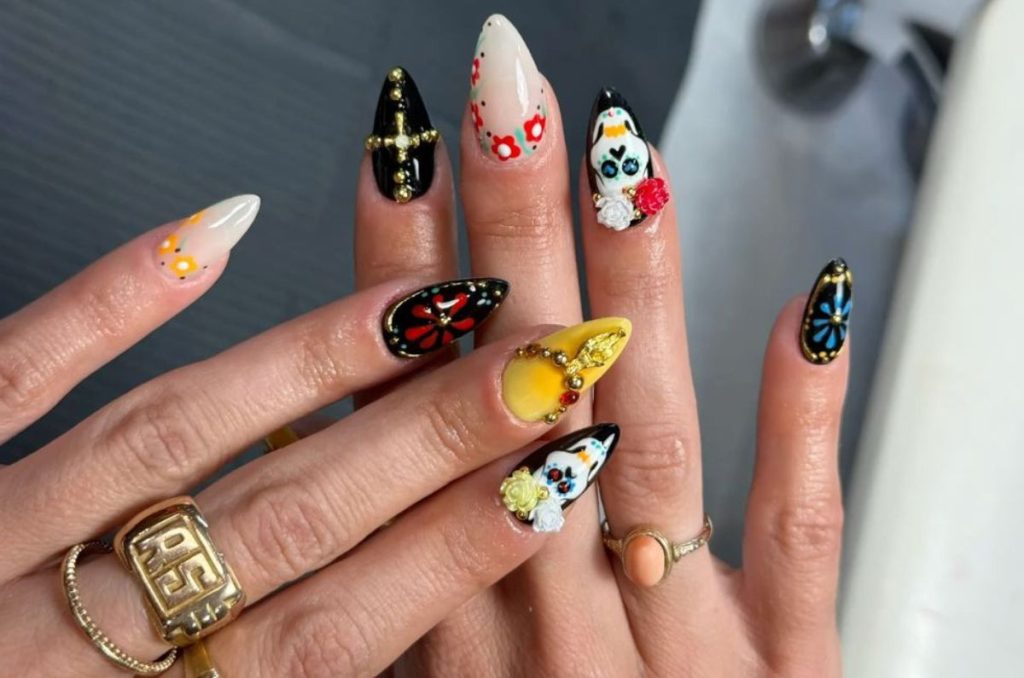 Uñas con catrinas en colores vibrantes, negros y blancos