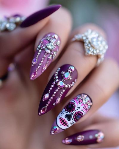 Stiletto nails con catrinas en color morado y pedrería