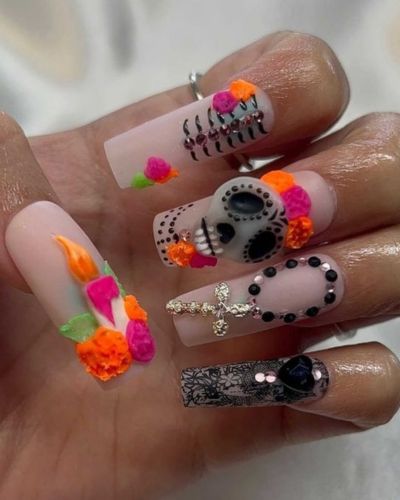 Uñas con catrinas sobre base nude y toques de color neón