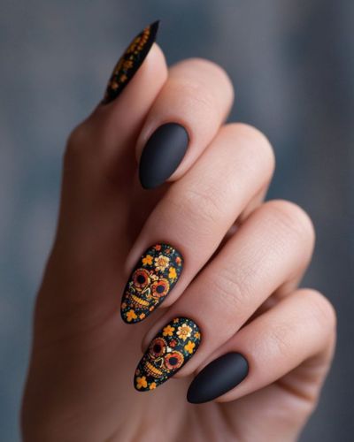 Uñas mate con catrinas de color naranja y amarillo
