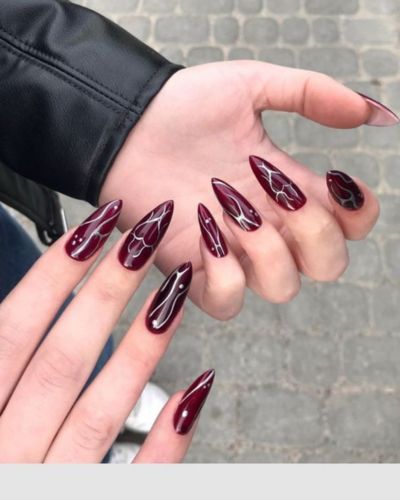 Uñas rosas con detalles metálicos 