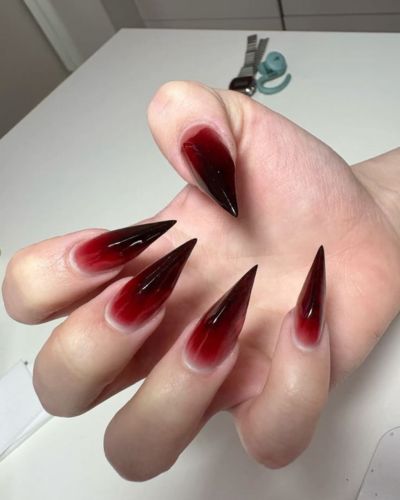 Uñas rojas con degradado en negro 