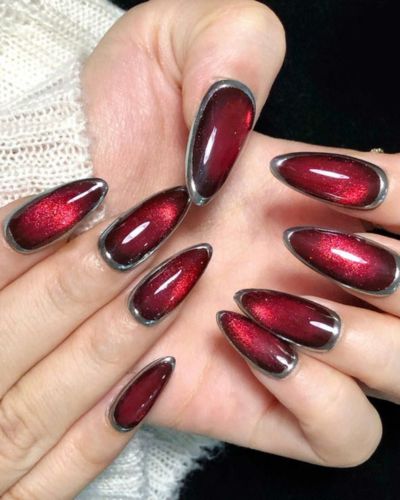Uñas efecto gato con detalles en plata 
