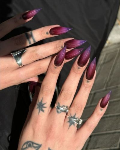 Uñas rojas con degradado en negro 