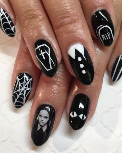 Uñas al estilo Merlina 