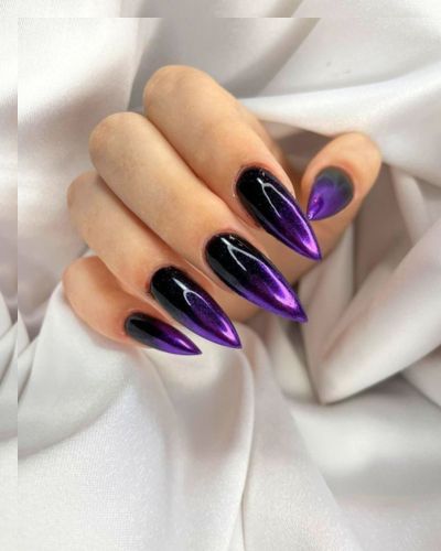 Uñas color morado y negro con efecto chrome