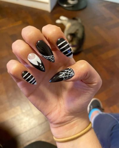 Manicura en blanco y negro