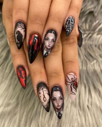 Uñas de Merlina a mano alzada en color negro y detalles en color rojo