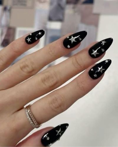Uñas con estrellas plateadas 