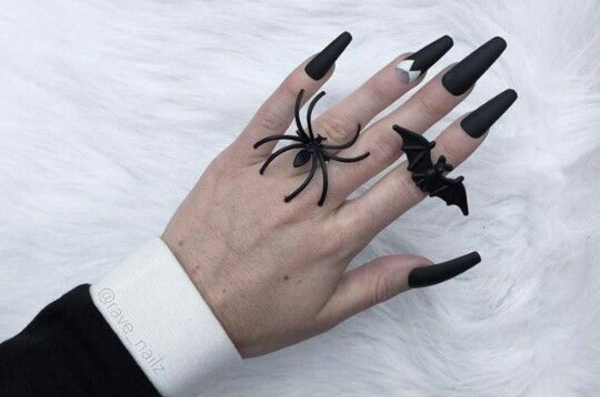 Ideas de uñas estilo Merlina para un look dark y elegante