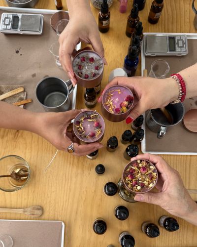 Mujeres juntan sus velas spooky sobre una mesa