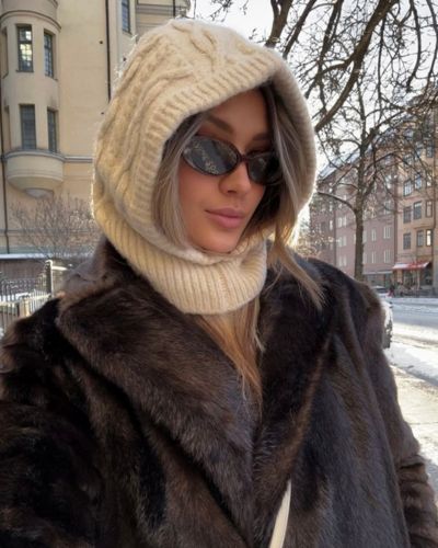 Mujer con balaclava en la cabeza para invierno