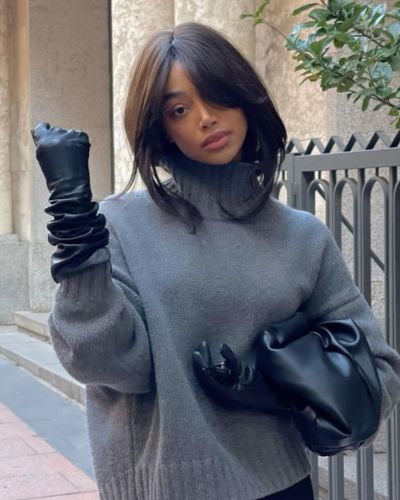 Guantes de piel sintética: si tu abrigo es liso, elige guantes con textura o pespuntes. 