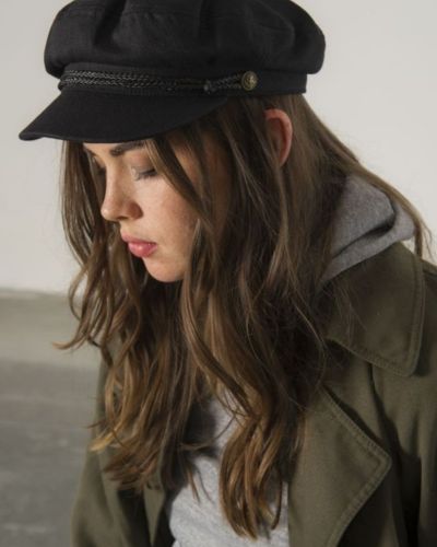 Gorras tipo baker boy: dan ese toque parisino urbano.