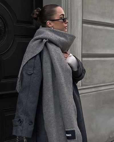 Bufandas oversizes: las reinas del volumen. Úsalas en cruz sobre el pecho y sujétalas con cinturón para simular chaleco.