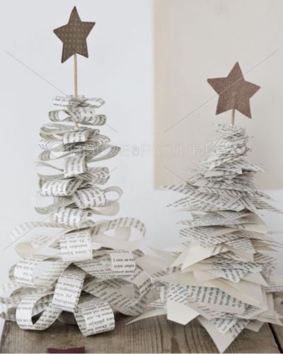 Árbol de Navidad con trozos de hojas de papel/libros