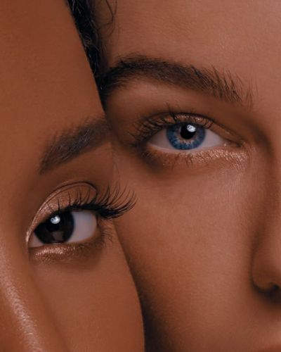 Foto de mujeres con enfoque en sus ojos: qué alimentos comer para tener pestañas largas y fuertes como las de ellas