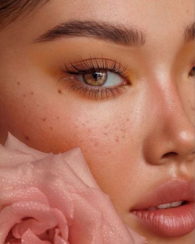 Maquillaje en tonos durazno con enfoque en los ojos y pestañas