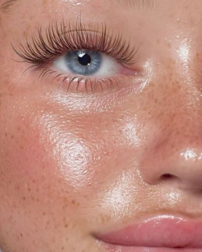 Maquillaje glowy con pestañas extra largas