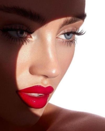 Foto de rostro con iluminación enfocada al rostro de forma parcial