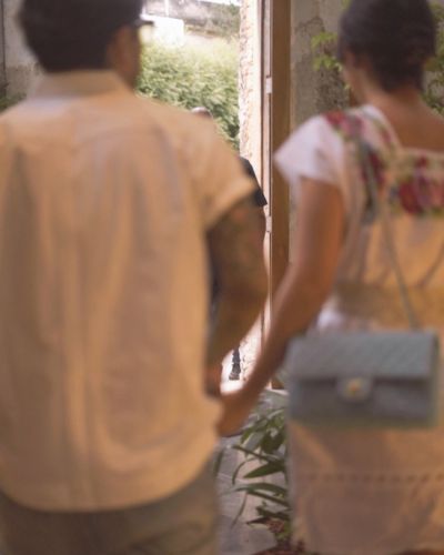 Ideas de poses para fotos en pareja; de espaldas tomados de las manos