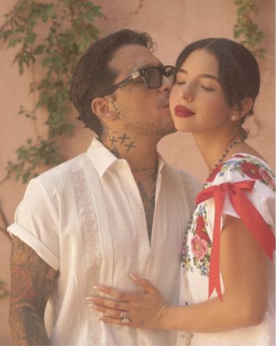 Ideas de poses para fotos en pareja; beso en la mejilla