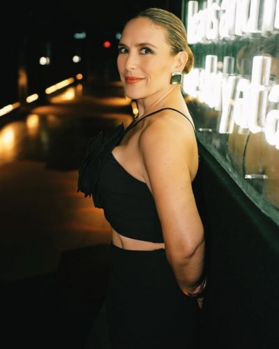 Hija de Angélica María usando un conjunto de dos piezas en color negro