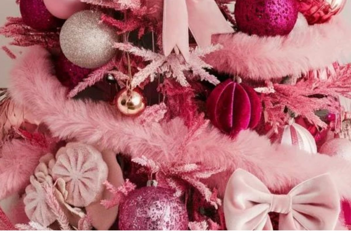 ¿Cómo decorar un árbol de Navidad rosa?